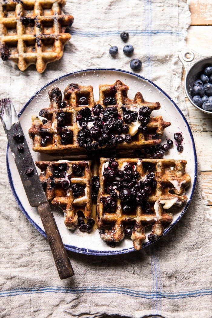 爆炸的蓝莓玉米仙蛋糕与黄油刀和新鲜的蓝莓在照片中的顶上的照片