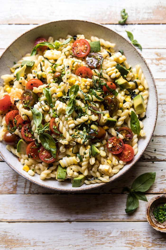 玉米，番茄，鳄梨色拉意大利面|halfbakedharvest.com #pasta #summer #pastasalad #easy