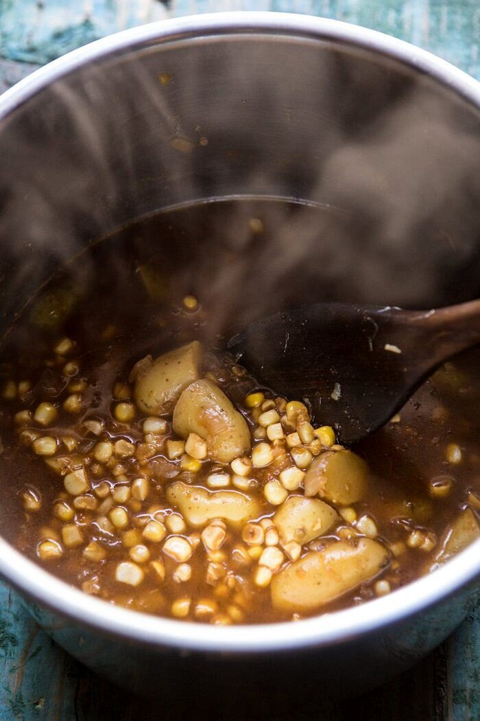 瞬间锅皮锅切丹达玉米杂烩在即时锅中，在混合和添加牛奶之前