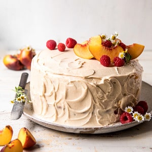 桃子里皮特图层蛋糕与褐色的黄油奶油|halfbakedharvest.com #cake #summer #peaches #layercake