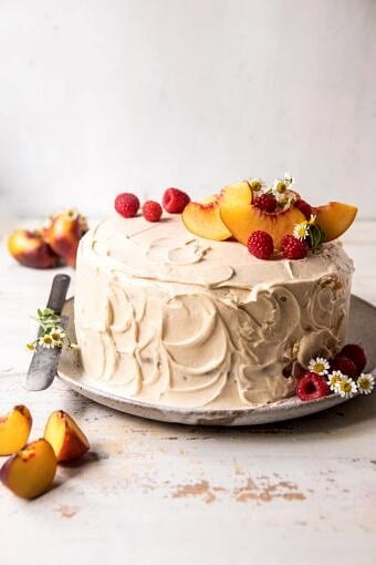 桃花乳清干酪层蛋糕和褐色黄油奶油|halfbakedharvest.com #cake #summer #peaches #layercake