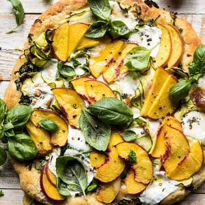 Pesto夏南瓜和桃披萨与布拉塔|halfbakedharvest.com #peach #pizza #summer #easyBOB娱乐下载recipes
