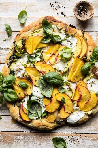 香蒜芝奇尼和桃披萨与burrata |halfbakedharvest.com #peach #pizza #summer #easyBOB娱乐下载recipes
