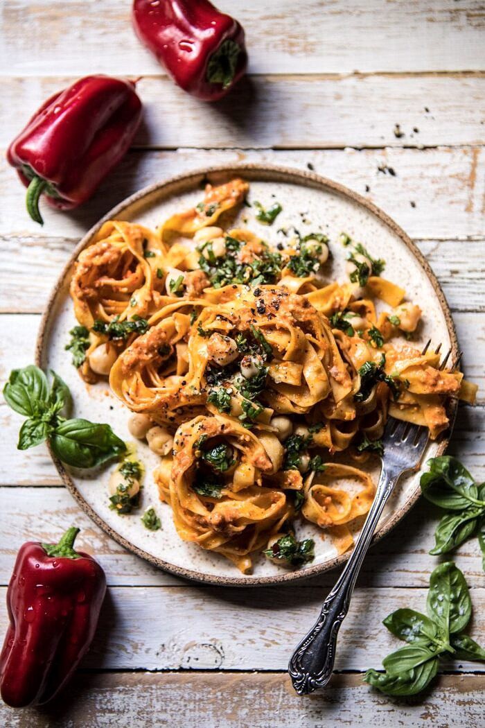 烤红辣椒面团用白豆和蓬蒿|halfbakedharvest.com #pasta #easy #simple #vegan