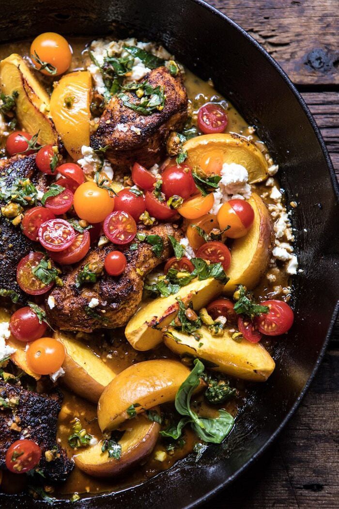 关闭蜂龟摩洛哥鸡用蕃茄，桃子和希腊人在煎锅