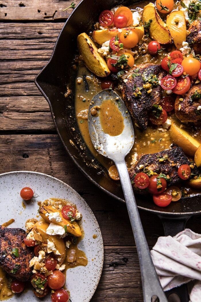 头顶照片平底锅摩洛哥鸡与番茄，桃子，和羊乳酪勺子在平底锅和鸡肉在盘子