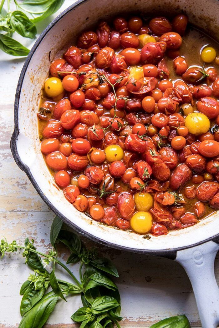 烤蕃茄顶上的照片在煎锅