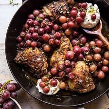 百里香烤鸡配葡萄和布拉塔。