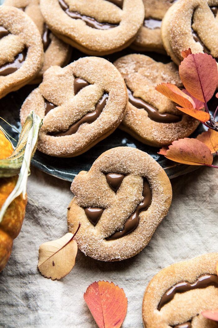 牛奶巧克力毛绒杰克o'-lantern饼干|halfbakedharvest.com #halloween #thanksgiving #cookies #easyBOB娱乐下载recipes #chocolate #holidayrecipes #flocleRecipes