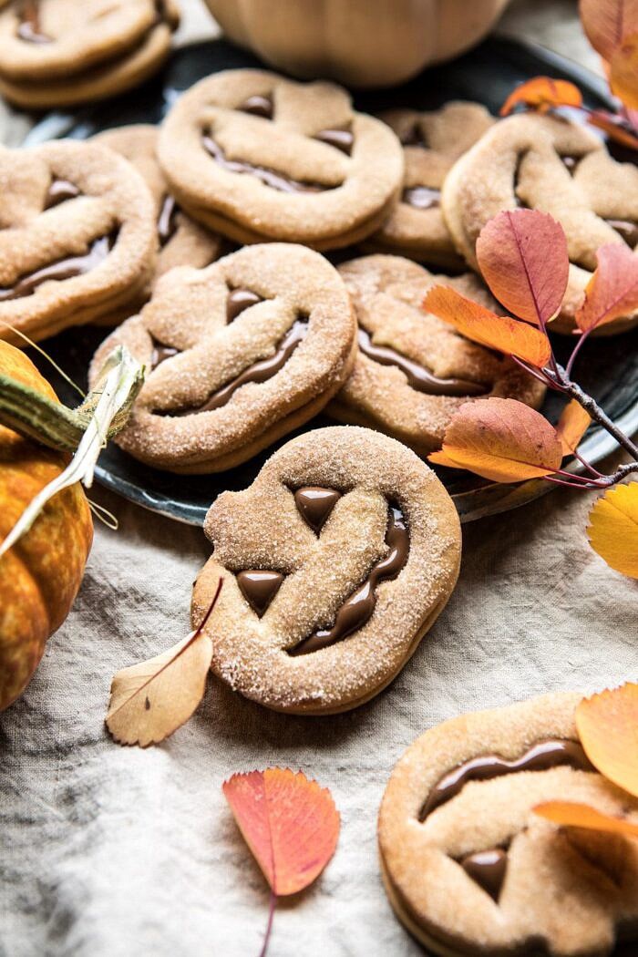 牛奶巧克力毛绒杰克o'-lantern饼干|halfbakedharvest.com #halloween #thanksgiving #cookies #easyBOB娱乐下载recipes #chocolate #holidayrecipes #flocleRecipes