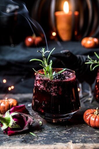 黑寡妇粉碎|halfbakedharvest.com #halloween #cocktails #flock #autumn