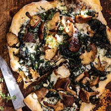 烤蘑菇羽衣甘蓝披萨。
