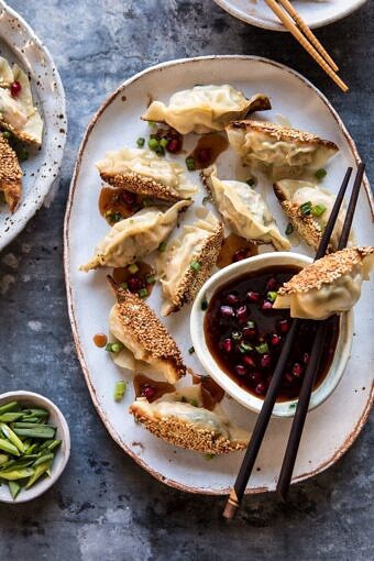 姜芝麻鸡坑用甜辣椒石榴酱|halfbakedharvest.com #asianBOB娱乐下载recipes #potstickers #dumplings #healthy