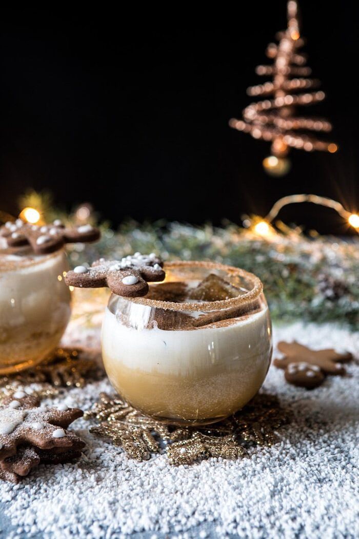 在姜饼白俄罗斯的照片前面|halfbakedharvest.com #gingerbread #whiterussian #christmas #holiday #drink #cocktail