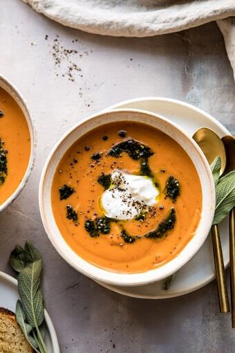 金色甜土豆汤与伯里塔和鼠尾草pesto |halfbakedharvest.com #sweetpotato #soup #healthy #fall #autumn #winter #thanksgiving