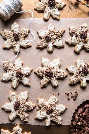 山核桃饼饼干用黄油山核桃糖霜|halfbakedharvest.com #cookies #thanksgiving #sugarcookies #pecans #holiday #chocolate