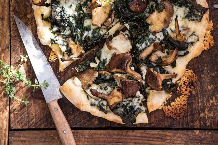 烤蘑菇甘蓝披萨的水平照片