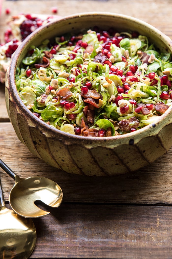 切碎的布鲁塞尔豆芽培根沙拉配有温暖的垃圾植物醋汁|halfbakedharvest.com #brusselssprouts #salad #thanksgiving #floule #winter #healthy