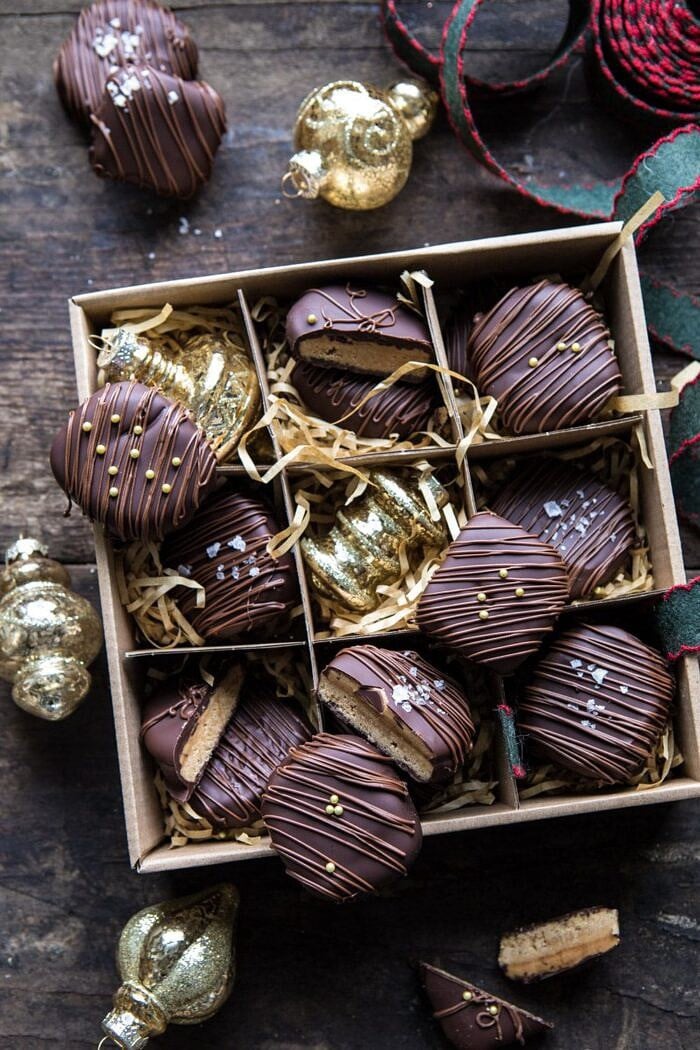 切片N'烘烤巧克力覆盖花生酱饼干|halfbakedharvest.com #cookies #christmas #easyBOB娱乐下载recipes #chocolate #peanutbutter