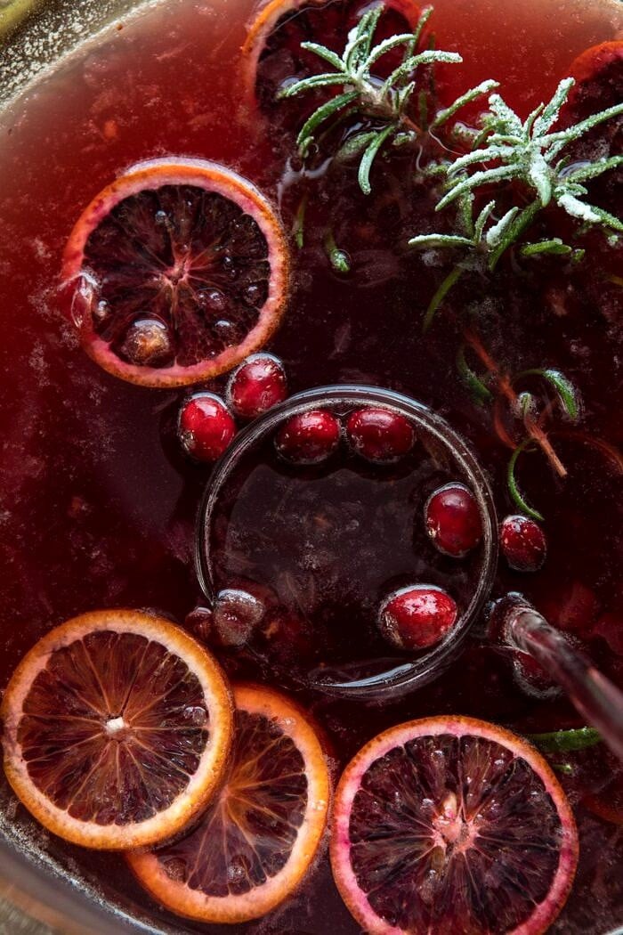 特写照片的香料蔓越莓Rosé Spritzer在潘趣酒碗
