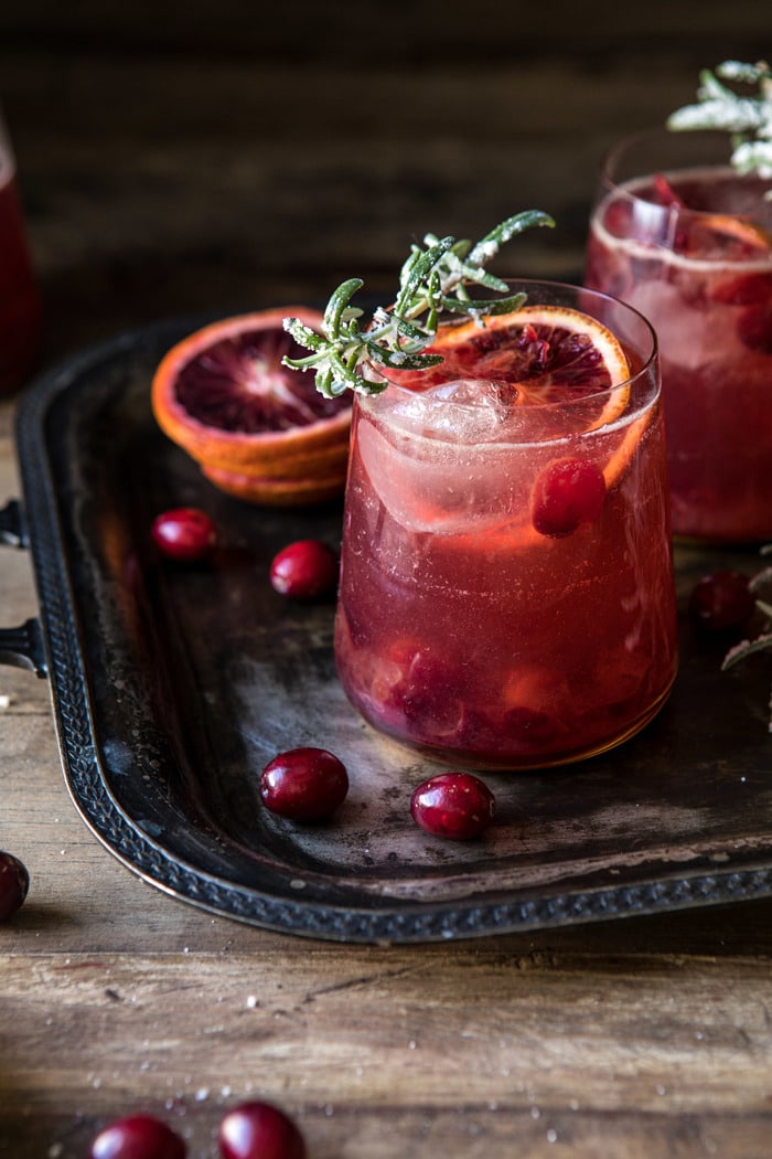 加香料蔓越莓罗萨·斯普利克斯|halfbakedharvest.com #cocktails #thanksgiving #christmas #holiday #easyBOB娱乐下载recipes #punch