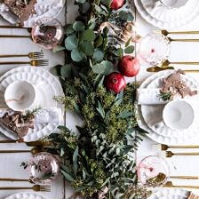 一个简单的圣诞节桌子|halfbakedharvest.com #Christmas #tablescape #holiday #dinner