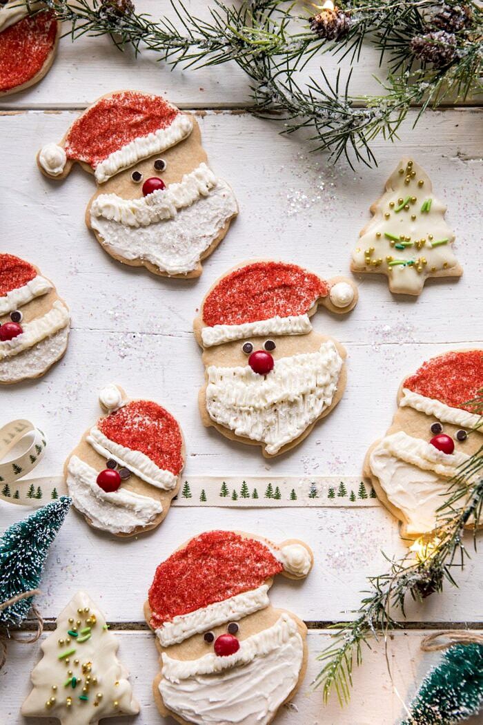 柴五香的圣诞老人曲奇饼与白色巧克力糖霜|halfbakedharvest.com #sugarcookies #christmas #holiday #chai #dessert #easyBOB娱乐下载recipes