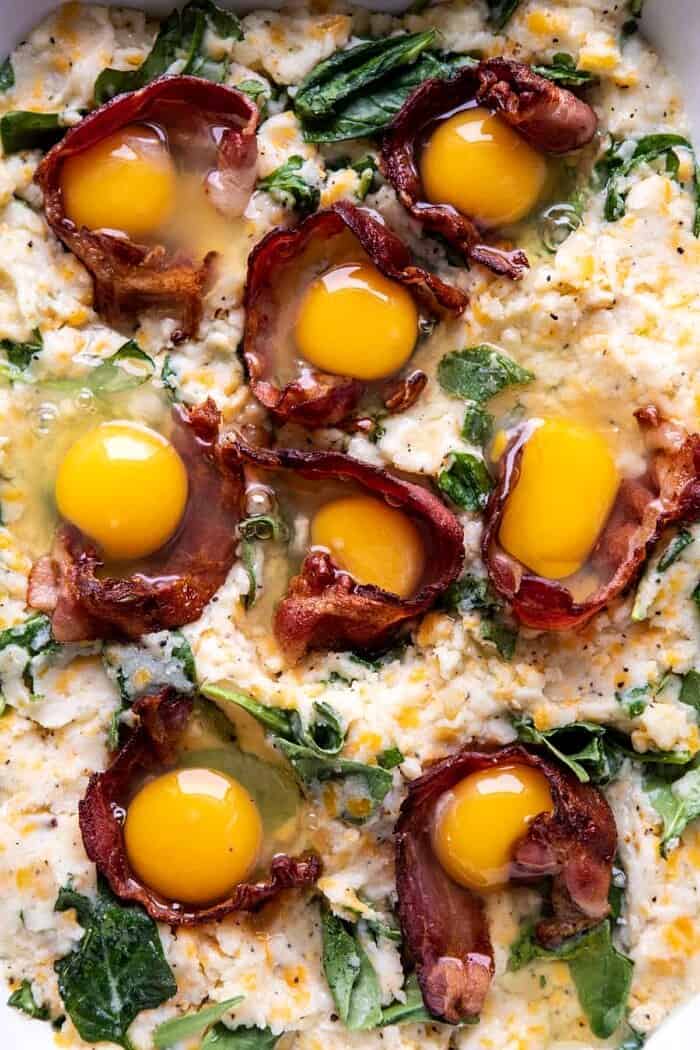 一切味道的土豆和蛋早餐砂锅用鸡蛋烘烤前用鸡蛋