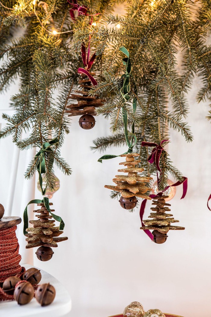挂闪闪发光的姜饼圣诞树装饰品