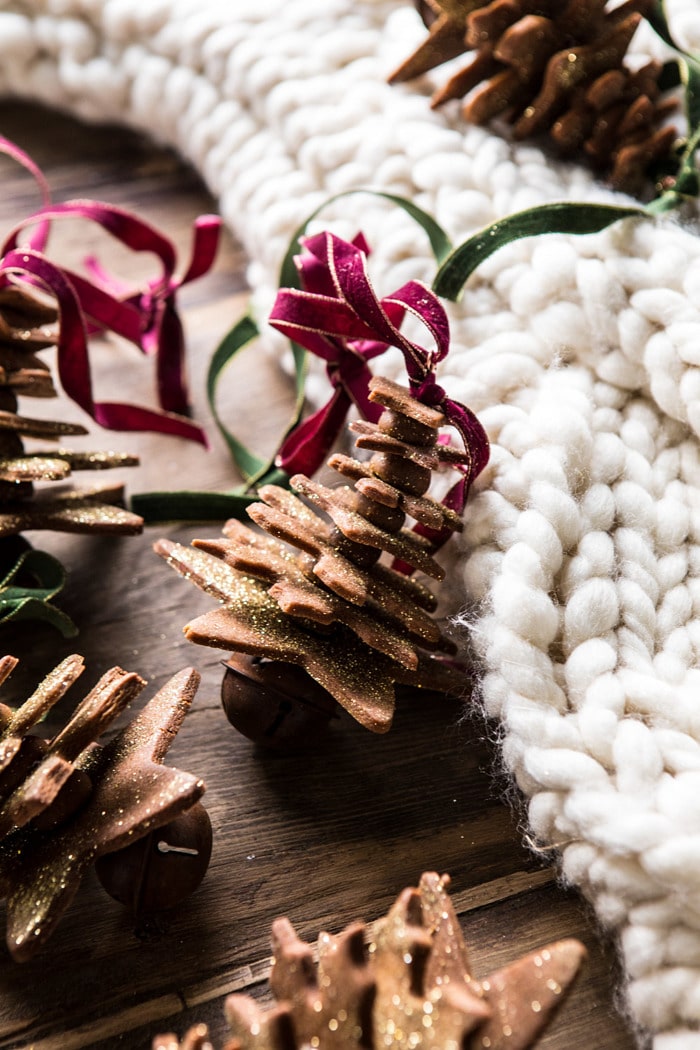 闪闪发光的姜饼圣诞树饰品|halfbakedharvest.com #crafts #christmas #holiday＃gighterbread #annaments