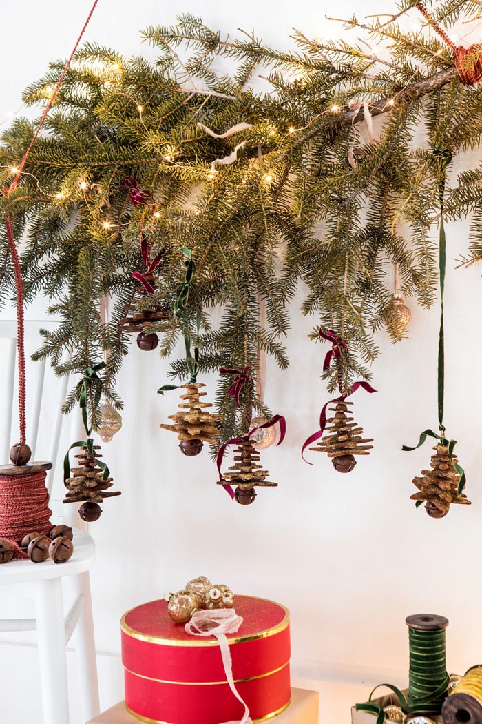 挂闪闪发光的姜饼圣诞树装饰品