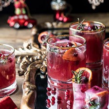 假日备错波坛拳|halfbakedharvest.com #bourbon #holiday #christmas #cocktails #pomegranate