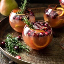 假日梨桑格里亚|halfbakedharvest.com #sangria #cocktail #drinks #christmas