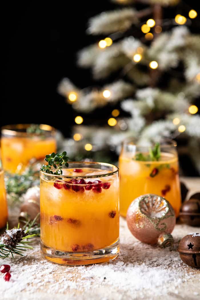 在圣诞快乐圣诞节柑橘鸡尾酒照片前面