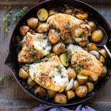 煎锅法式洋葱鸡和土豆。