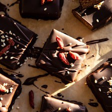 5种成分巧克力覆盖腰果棒|halfbkaedharvest.com #chocolate #vegan #easyBOB娱乐下载recipes #dessert