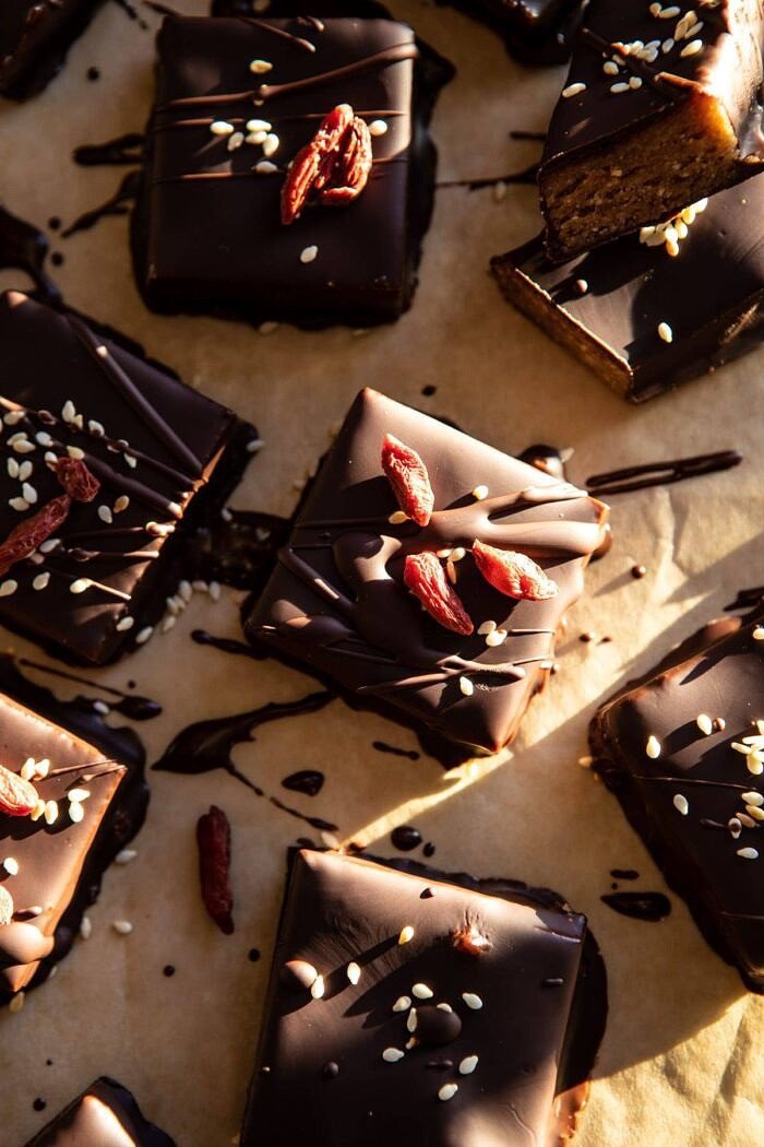 5个成分巧克力覆盖的腰果酒吧顶上的照片|halfbkaedharvest.com #chocolate #vegan #easyBOB娱乐下载recipes #dessert #healthy