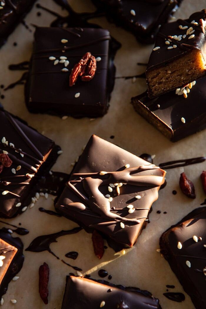 5种材料的腰果巧克力棒的高空照片
