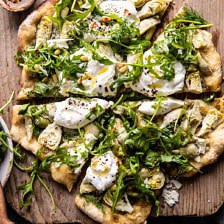 Artichoke Pesto和Burrata Pizza与柠檬芝麻菜|halfbakedharvest.com #pizza #healthy #burrata #easyBOB娱乐下载recipes