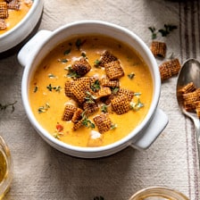 啤酒奶酪汤配辣椒加香料chex |halfbakedharvest.com #soup #easyBOB娱乐下载recipes #cheesy #winter #cheese #gameday
