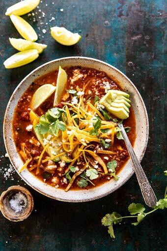 Crocino辣素食玉米饼Quinoa |halfbakedharvest.com #crockpot #slowcooker #easyBOB娱乐下载recipes #hepleyyrecipes #healthyjanuty #mexican #soup