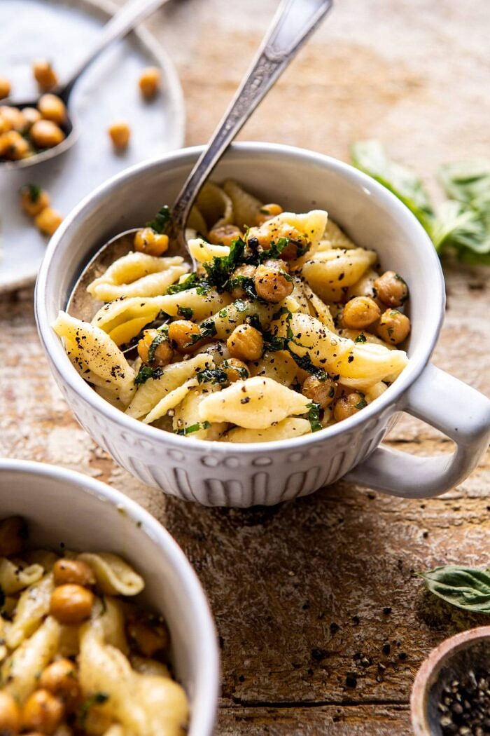 用酥脆大蒜罗勒鹰嘴豆的速溶锅茧e pepe |halfbakedharvest.com #pasta #instantpot #easyBOB娱乐下载recipes #heplealtyrecipes #chickpeas