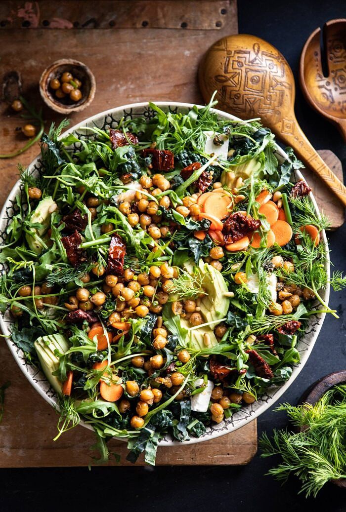 超级绿色晒干的番茄草拉沙拉和酥脆的鹰嘴豆|halfbakedharvest.com #healthyBOB娱乐下载yrecipes #salad #easyrecipes #chickpeas #feta