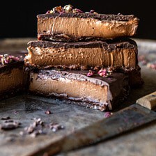 素食主义者三重巧克力慕斯蛋糕|halfbakedharvest.com #chocolate #vegan #easyBOB娱乐下载recipes #dessert #cake #heplealtyrecipes
