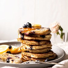 蓝莓柠檬奶奶早餐煎饼|halfbakedharvest.com #blueberrypancakes #pancakes #brunch #breakfast #lemon
