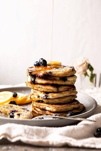 蓝莓柠檬乳清干酪煎饼| halfbakedharvest.com #蓝莓rypancakes #煎饼#早午餐#早餐#柠檬