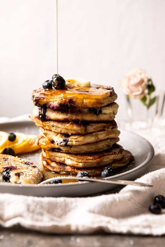 蓝莓柠檬乳清干酪薄煎饼|halfbakedharvest.com #blueberrypancakes #pancakes #brunch #breakfast #lemon