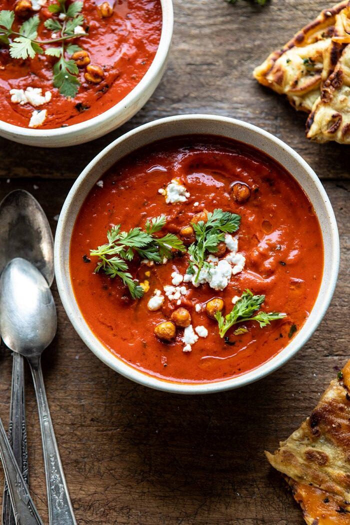 奶油摩洛哥番茄汤的头顶特写照片