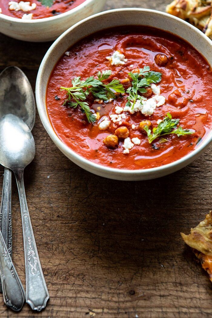 奶油摩洛哥番茄汤的侧角照片