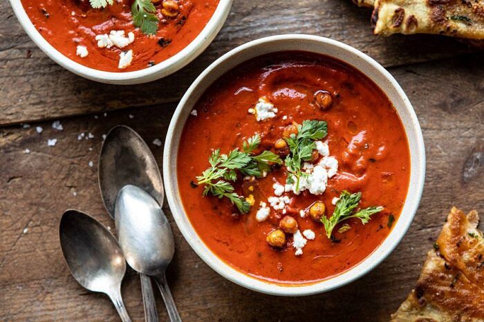奶油摩洛哥番茄汤的横向照片